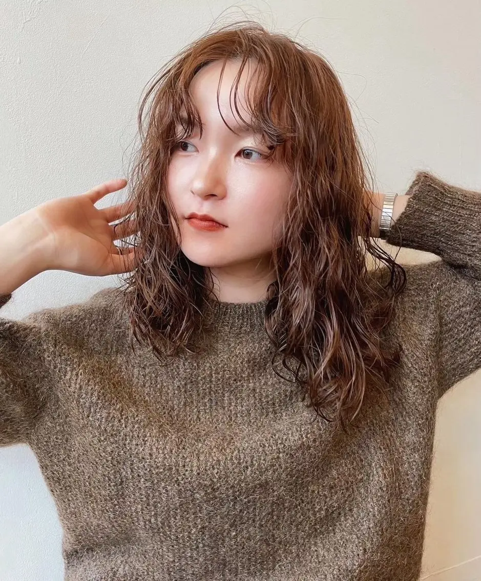 ミディアム パーマ ミディアムパーマ 縮毛矯正 透明感カラー 🦙なりたりみのヘアスタイル