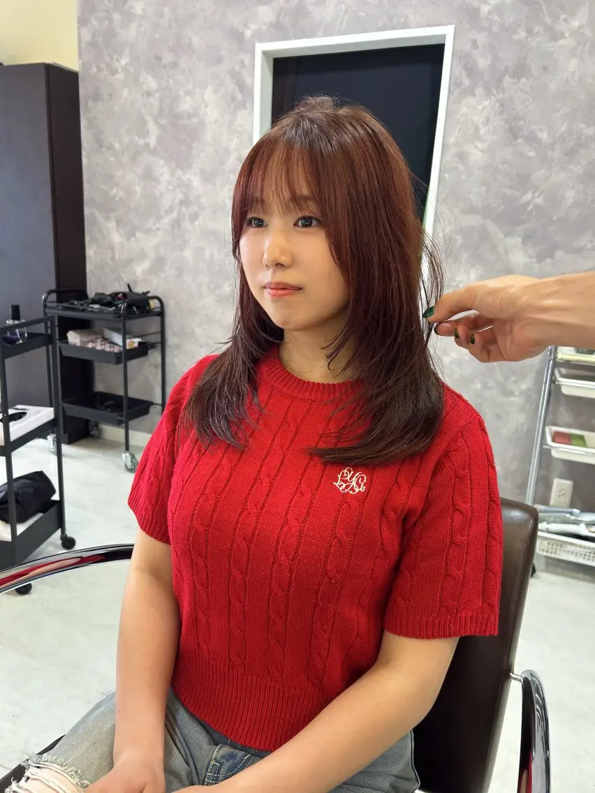 セミロング ハッシュカット 韓国風ヘア 韓国🇰🇷レイヤー カットオリーブカラーのヘアスタイル
