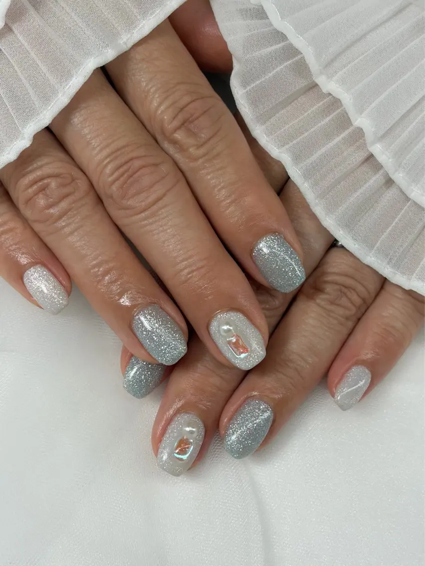 ネイル キラキラネイル マグネットネイル オフィスネイル ホワイト ハンドネイル iro+ nailのネイルデザイン