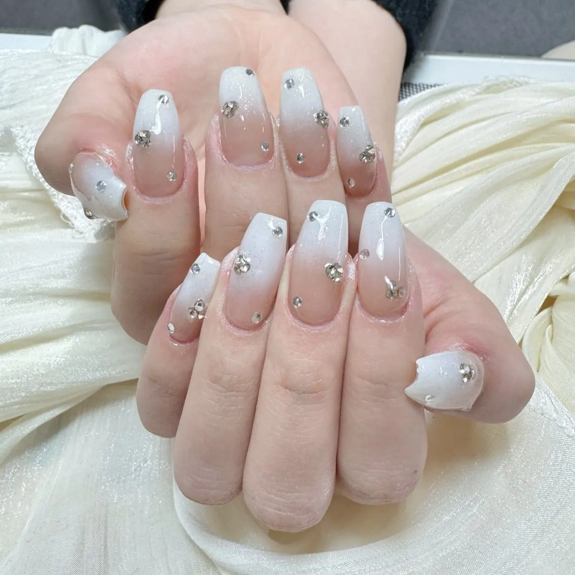 ネイル ハンドネイル 🦢Ella💌 長さだし専門店☁️のネイルデザイン