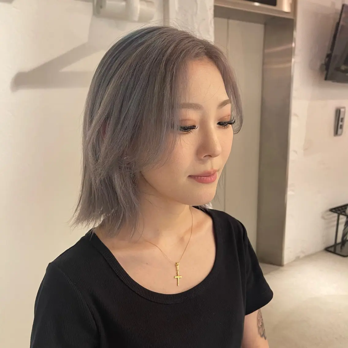 ミディアム カラー 顔周りカット レイヤーカット nameless miichiのヘアスタイル