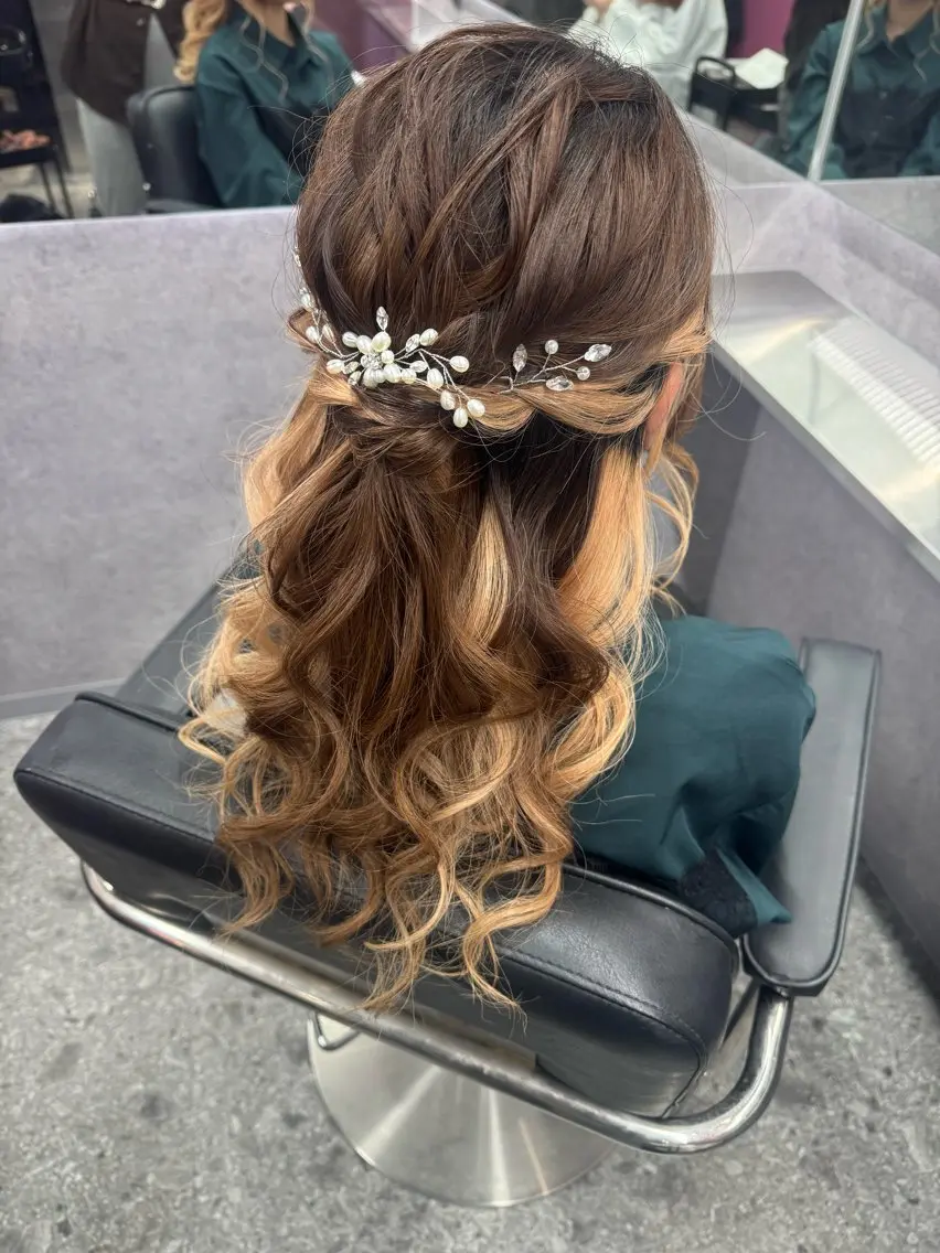セミロング ヘアアレンジ ヘアセット 艶髪ハイトーン特化 梅田美容室SLYのヘアスタイル
