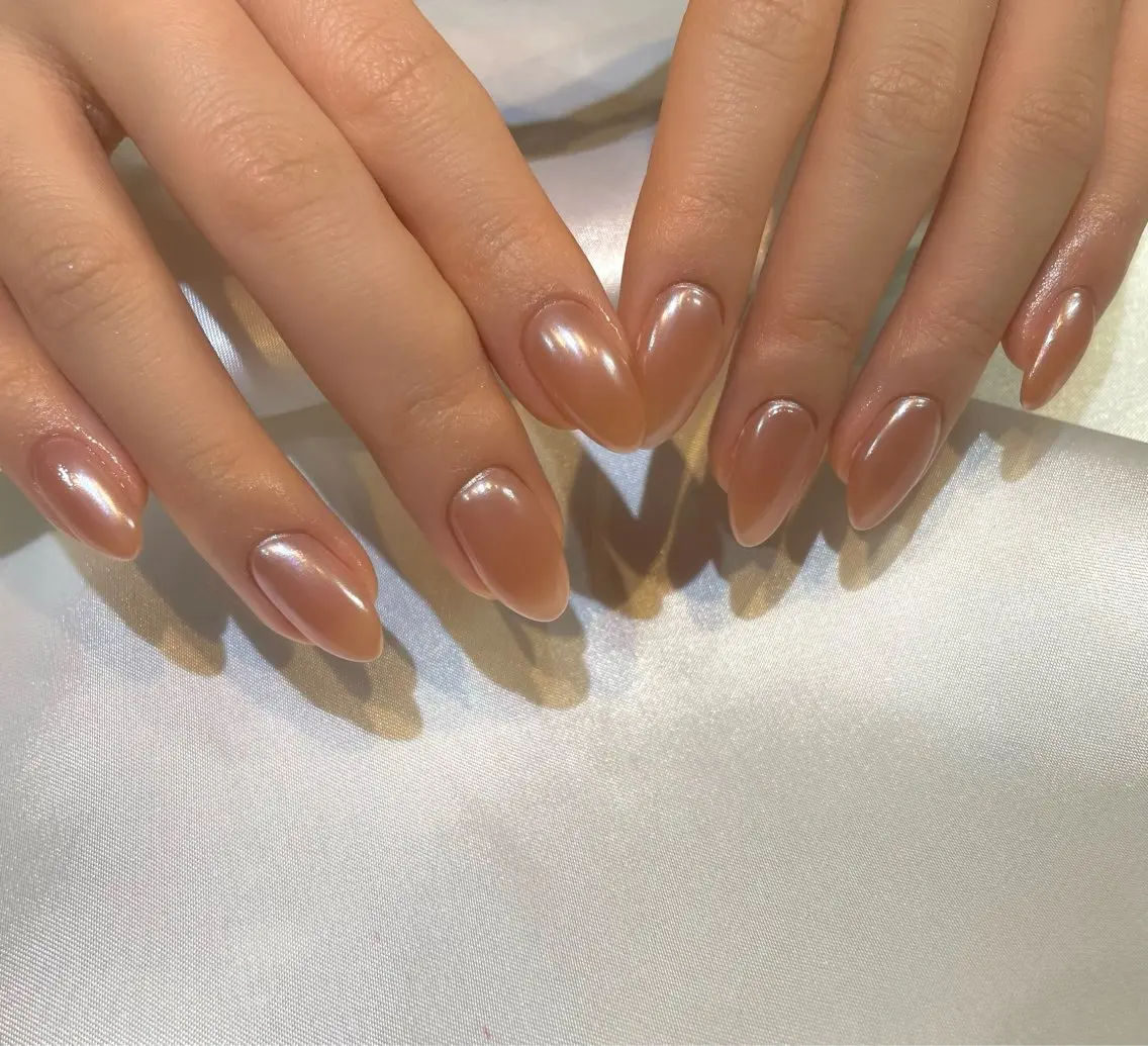 ネイル ブラウン ミラーネイル ピンク ホワイト 糀屋 彩奈のネイルデザイン
