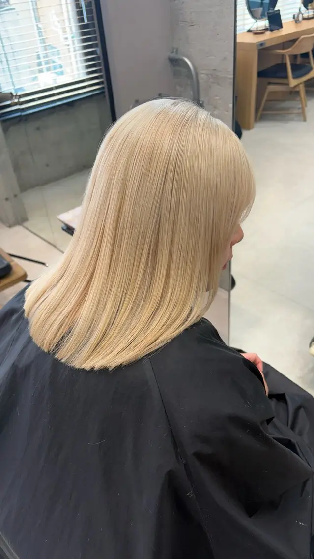 セミロング カラー KAEDE🌺Wカ ラー/ホワイトカラーのヘアスタイル