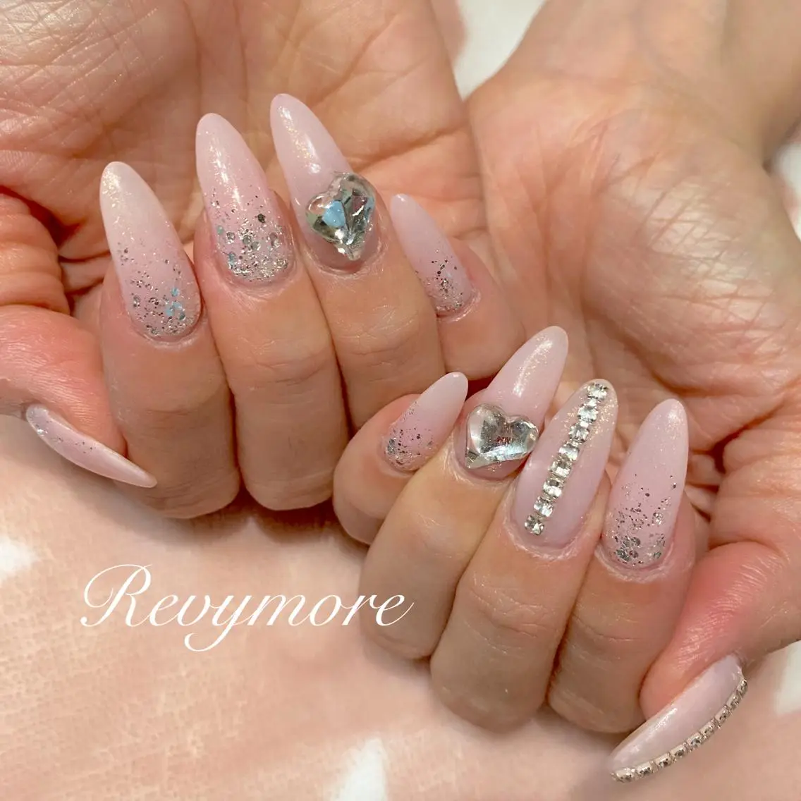 ミディアム ネイル 韓国風ヘア ジェルネイル ハート キラキラネイル 韓国ネイル nail salon Revymoreのネイルデザイン