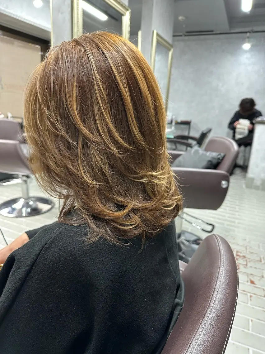 ミディアム ハイライト 髪質改善 レイヤーカット カット ヘアカラー 髪質改善ayame 横山諒のヘアスタイル