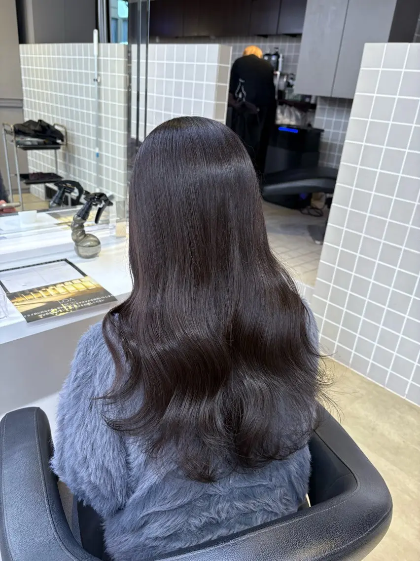 ロング 寒色/ベージュヘア ブリーチありMiOのヘアスタイル