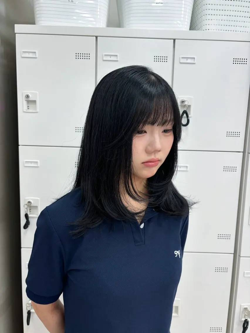 セミロング カラー 抜け感レイヤー︴ ニュアンスカラーのヘアスタイル