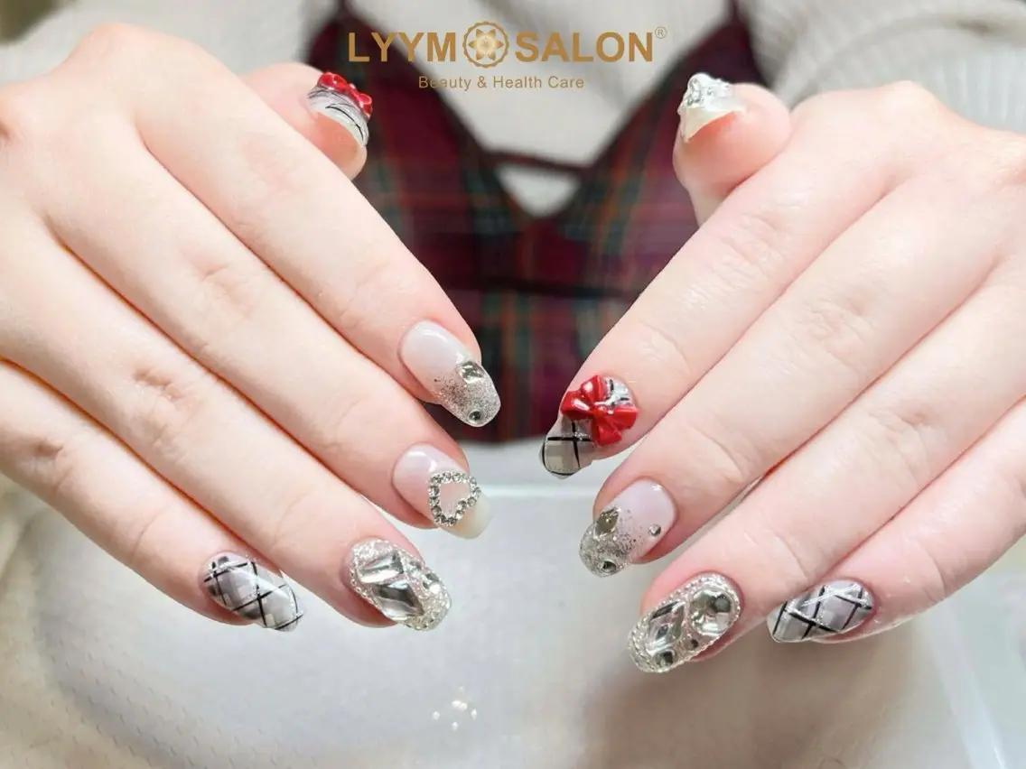 ネイル アートネイル 韓国ネイル リボン シルバー 冬ネイル ハンドネイル LYYM Salonのネイルデザイン