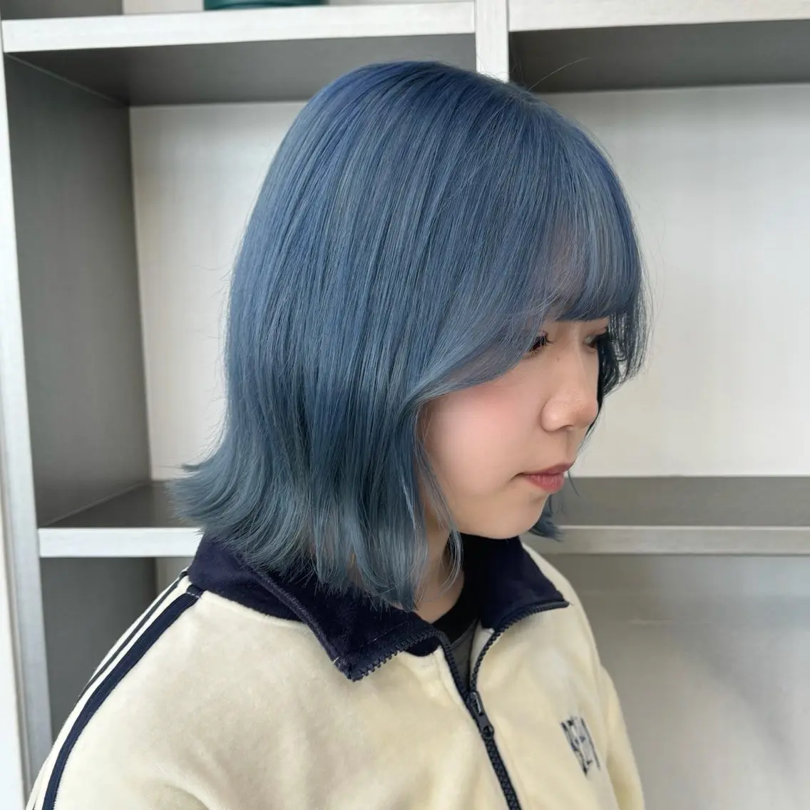 ミディアム カラー ブリーチ ブルーカラー ダブルカラー ハイトーンカラー 🌼動き×透明感🩵 ハイトーン/ナナのヘアスタイル