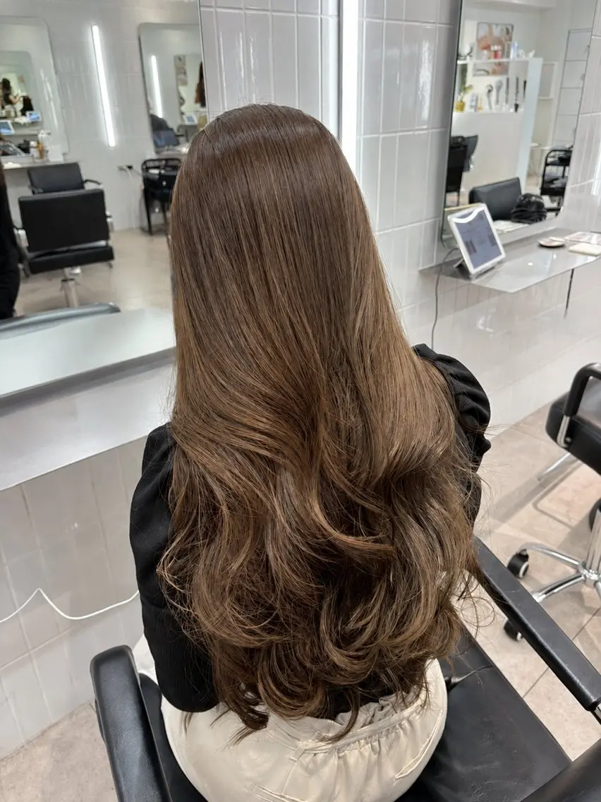 ロング ヘアカラー モデル支持率Ｎｏ．1 透明感グレージュのヘアスタイル