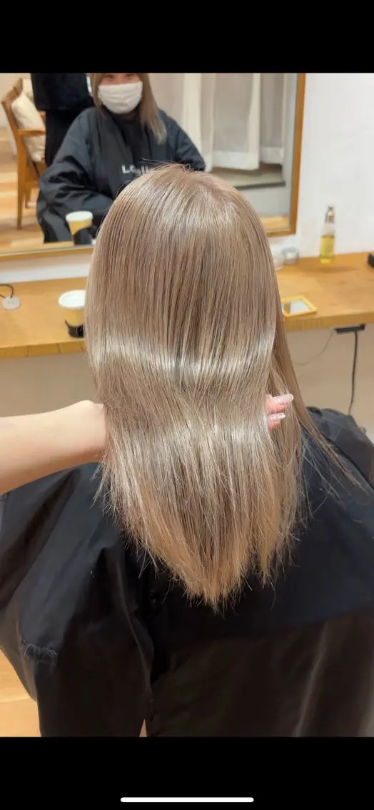 セミロング 盛れる透明感カラー・ momokaのヘアスタイル