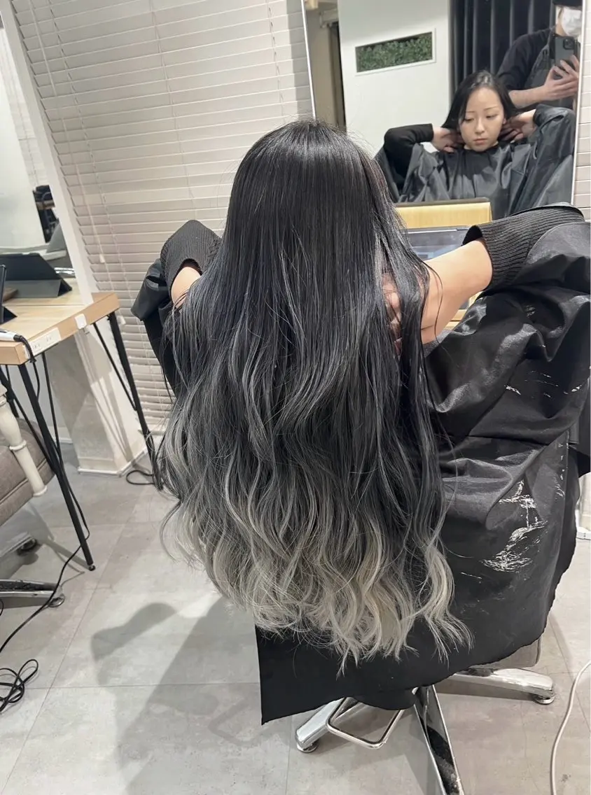 ロング カラー バレイヤージュ シルバー ホワイトシルバー レイヤーカット 指名数No.1 /NAOYAのヘアスタイル