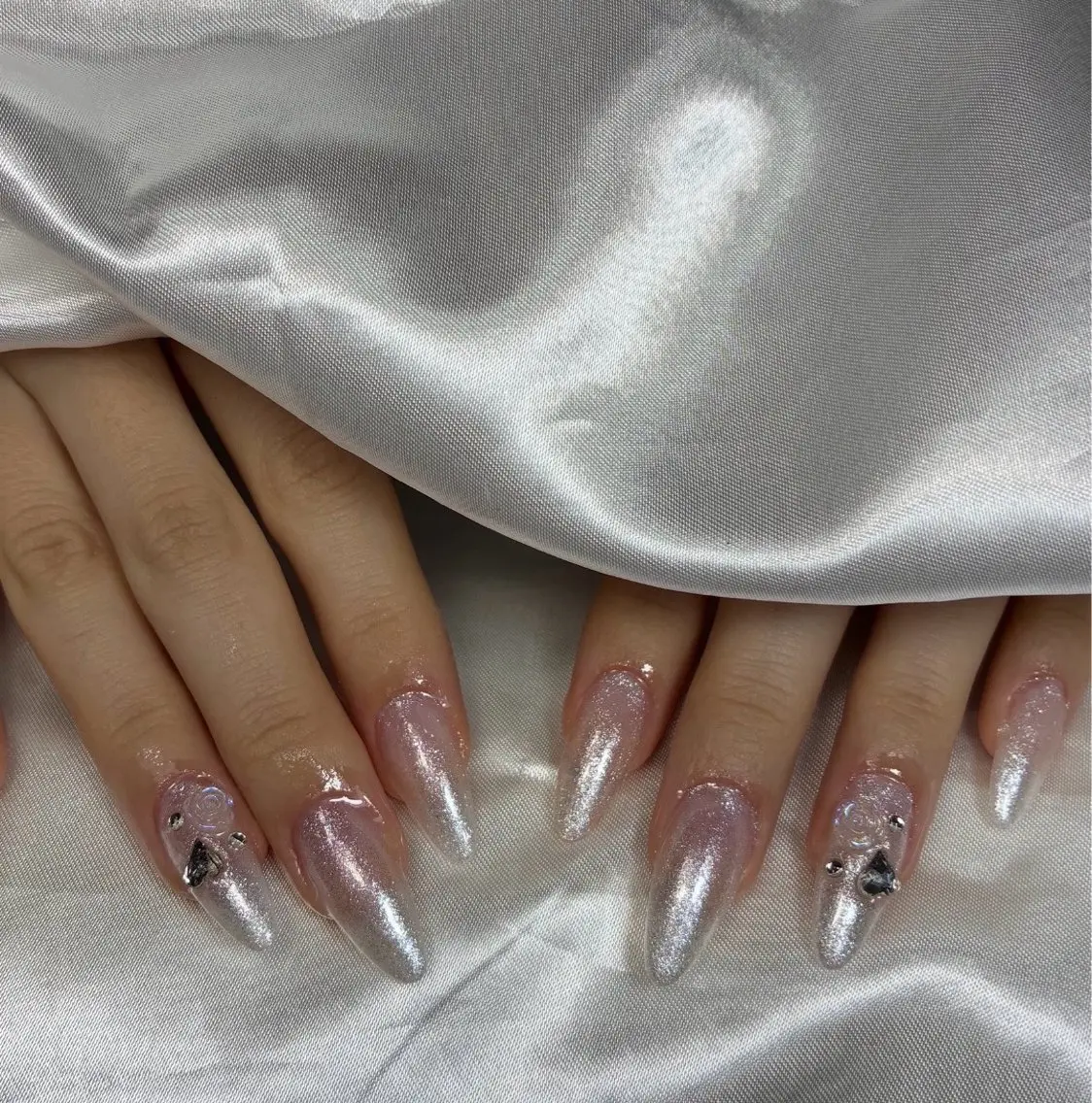 ネイル フラワーネイル グラデーション ラメ(グリッター) ラメグラデーション ロングネイル Lino nailのネイルデザイン