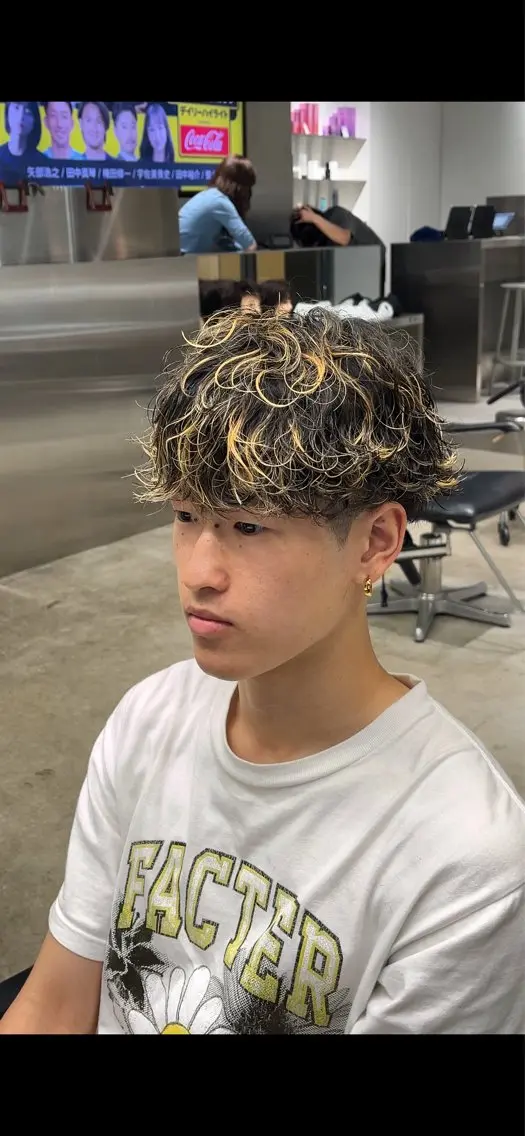 ショート カラー パーマ メンズ メンズハイライト メンズパーマ 波巻きパーマ ハイライトカラー ハイライト カット ヘアカラー fifth天神/ メンズパーマ/広夢のヘアスタイル