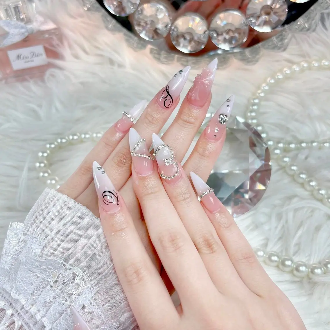 ネイル アートネイル ジェルネイル ガーリー キラキラネイル 韓国ネイル ハンドネイル Nova Nail Salonのネイルデザイン