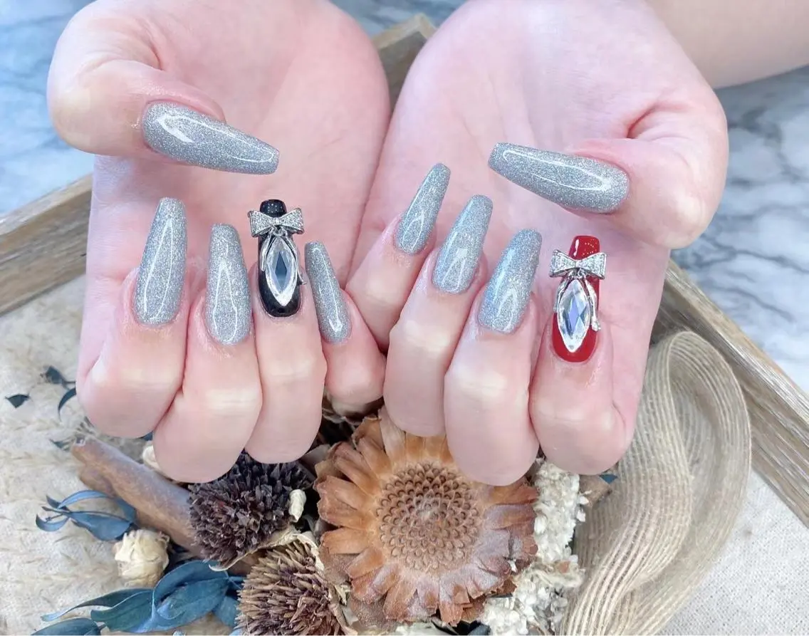 ネイル ラメ(グリッター) リボン シルバー Babarla Nailのネイルデザイン