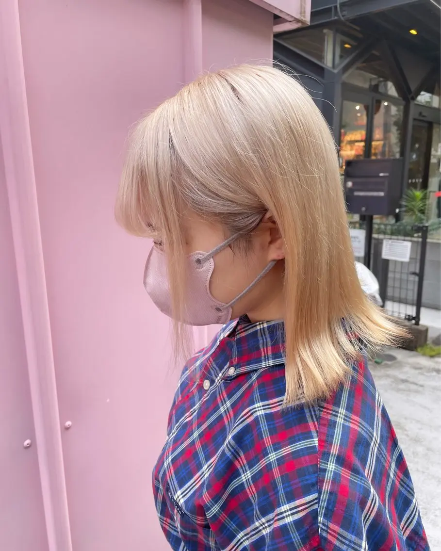 ミディアム カラー アッシュ アッシュグレー ベージュカラー ブリーチ ブロンド 【きらめき屋さん🎀 ハイトーン大和🎀】のヘアスタイル
