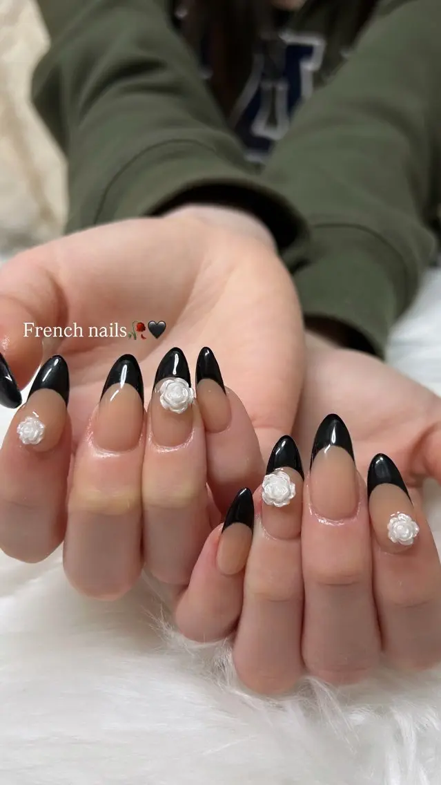 ベースカラーありフレンチ🥀の写真