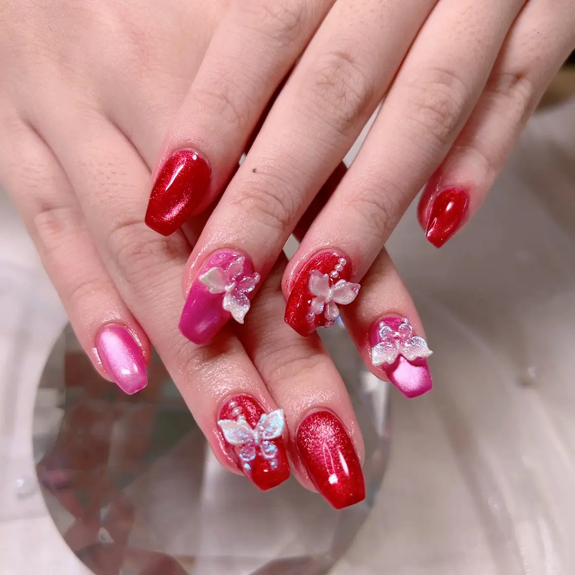 ネイル マグネットネイル オフィスネイル 赤色 シンプルネイル 冬ネイル Cute Tips nailのネイルデザイン