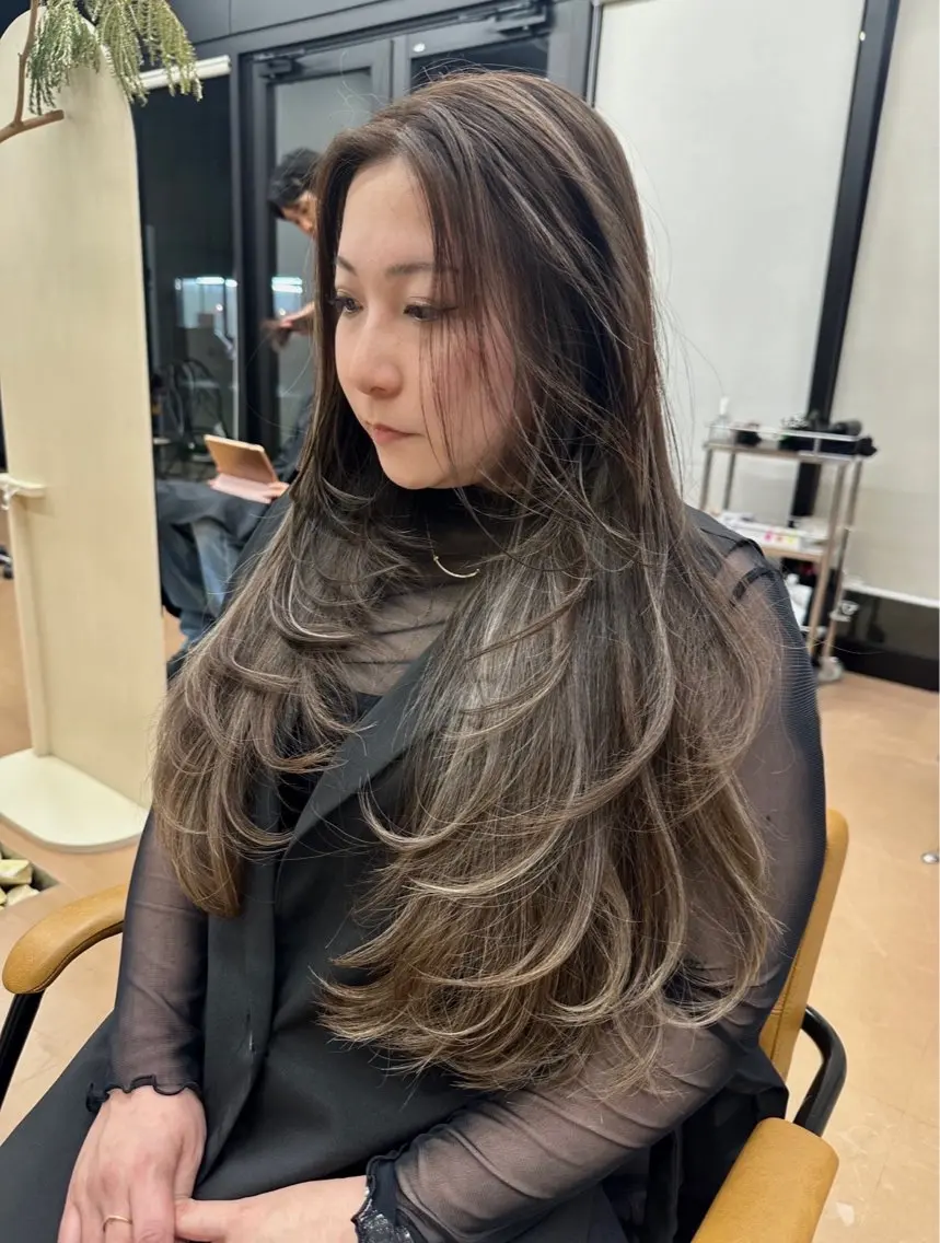 ロング カラー ブリーチ ハイライトカラー ハイライト レイヤーカット トリートメント 森本 笑のヘアスタイル