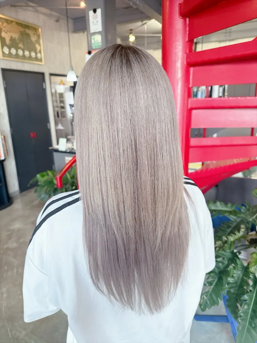 ロング カラー ダブルカラー グレージュ シルバー シルバーグレージュ ヘアカラー トリートメント 松村 未央のヘアスタイル