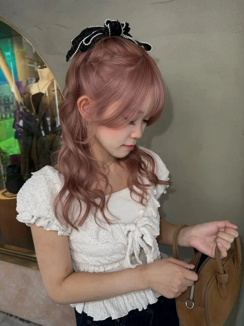 セミロング カラー ベージュカラー ピンクカラー ピンクベージュ カット ハッシュカット🩶 レイヤー/ハイトーンのヘアスタイル