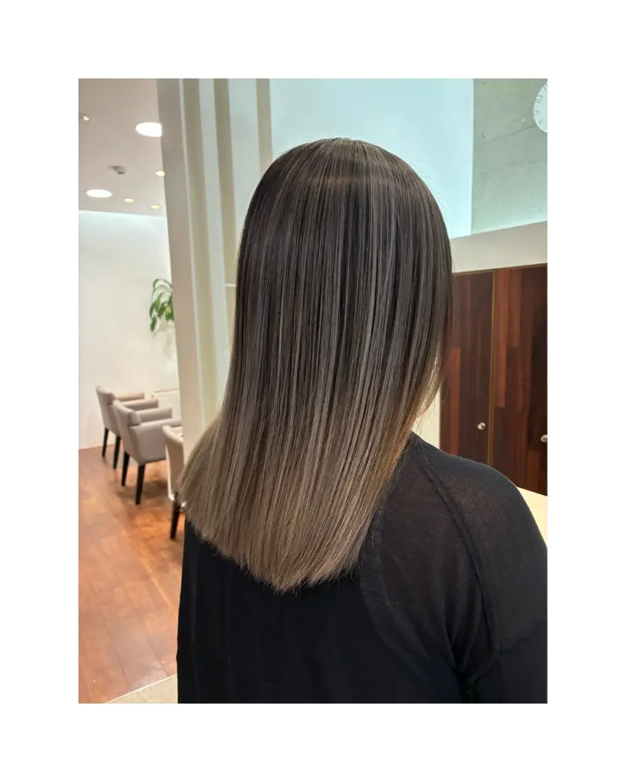 セミロング レイヤーカット ヘアカラー Jura／ レイヤーカットのヘアスタイル
