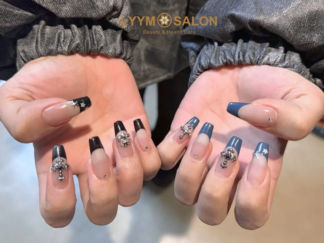 ネイル ブルー 長さ出し フレンチネイル 韓国ネイル ハンドネイル LYYM Salonのネイルデザイン