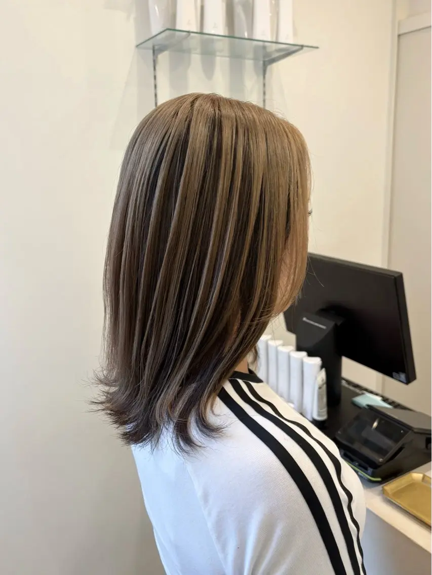 セミロング ヘアカラー 加賀谷 乙葉のヘアスタイル
