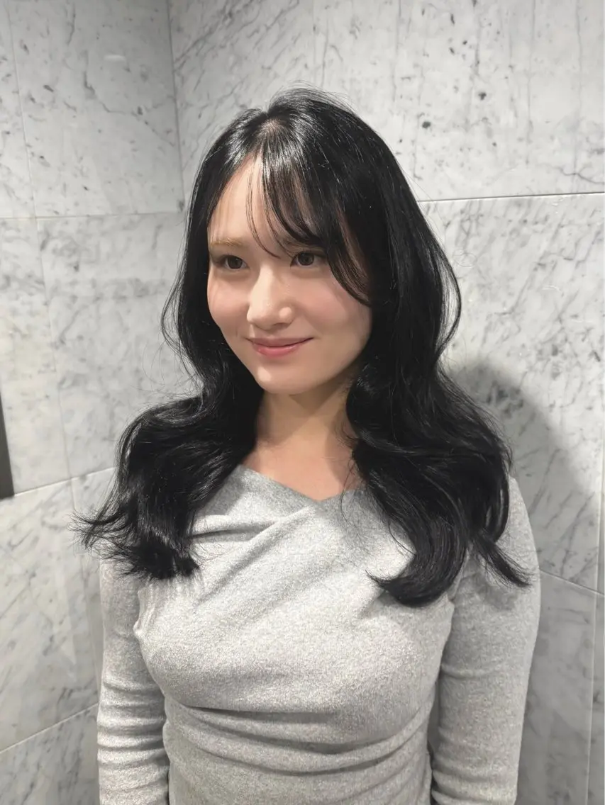 セミロング カラー 黒髪 ブルーカラー ブルーブラック くびれヘア 韓国風ヘア ヘアカラー hachiyama rinaのヘアスタイル