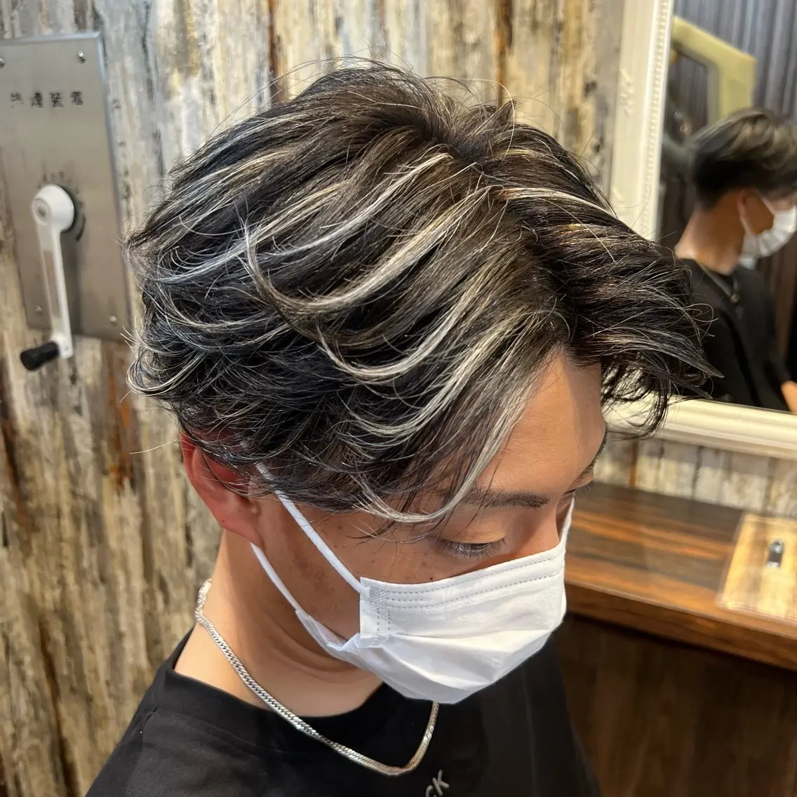 ショート カラー メンズ センターパート メンズメッシュ ベージュカラー メッシュ ホワイトベージュ メンズバレイヤージュ 井上辰則のヘアスタイル