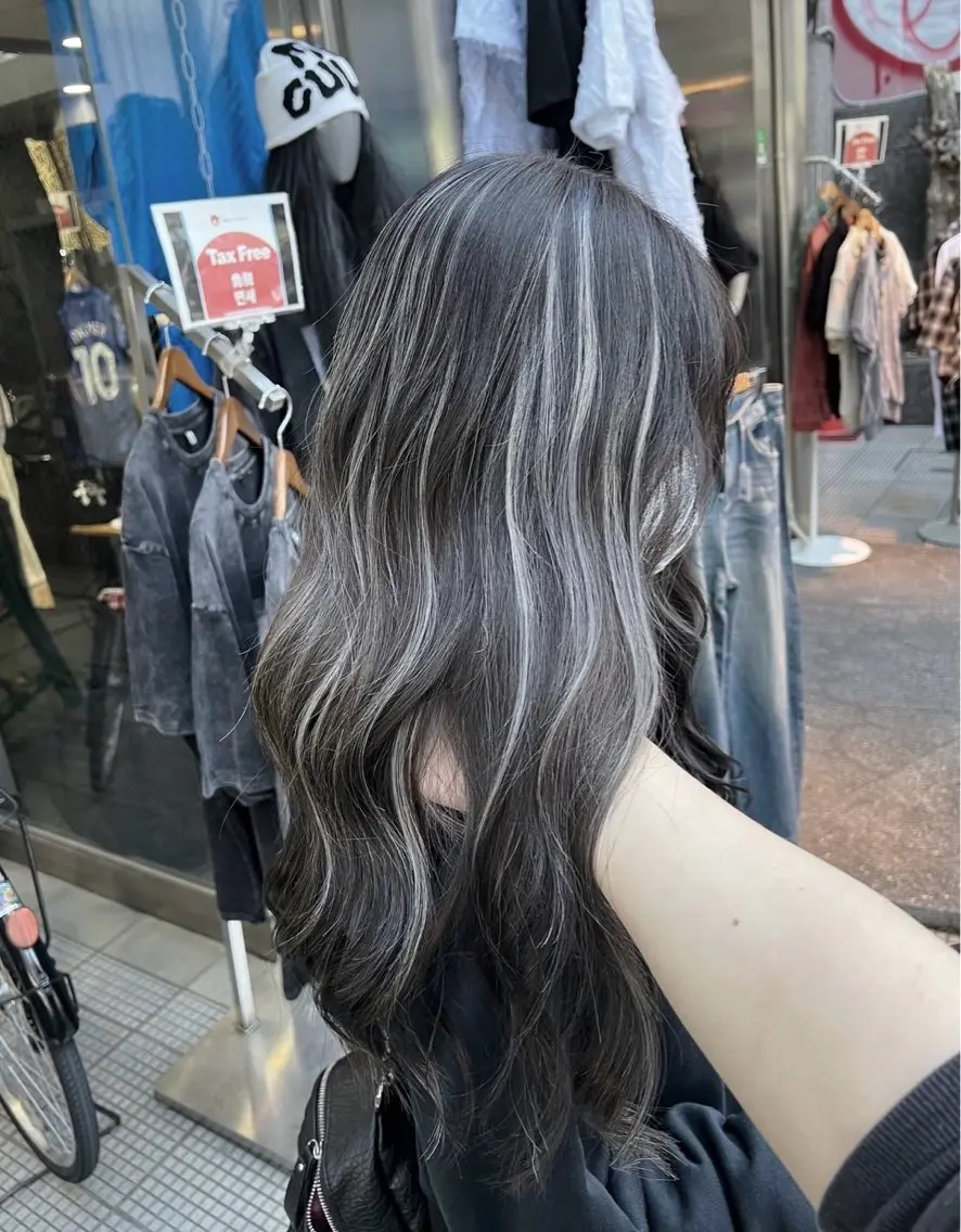 ロング カラー ダークグレー ダークグレージュ グレージュ ハイライトカラー ハイライト ヘアカラー トリートメント 指名数No.1 /NAOYAのヘアスタイル