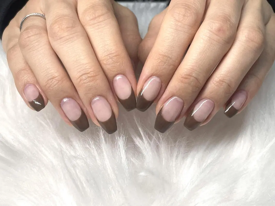 ミディアム BEBE. 受付のネイルデザイン