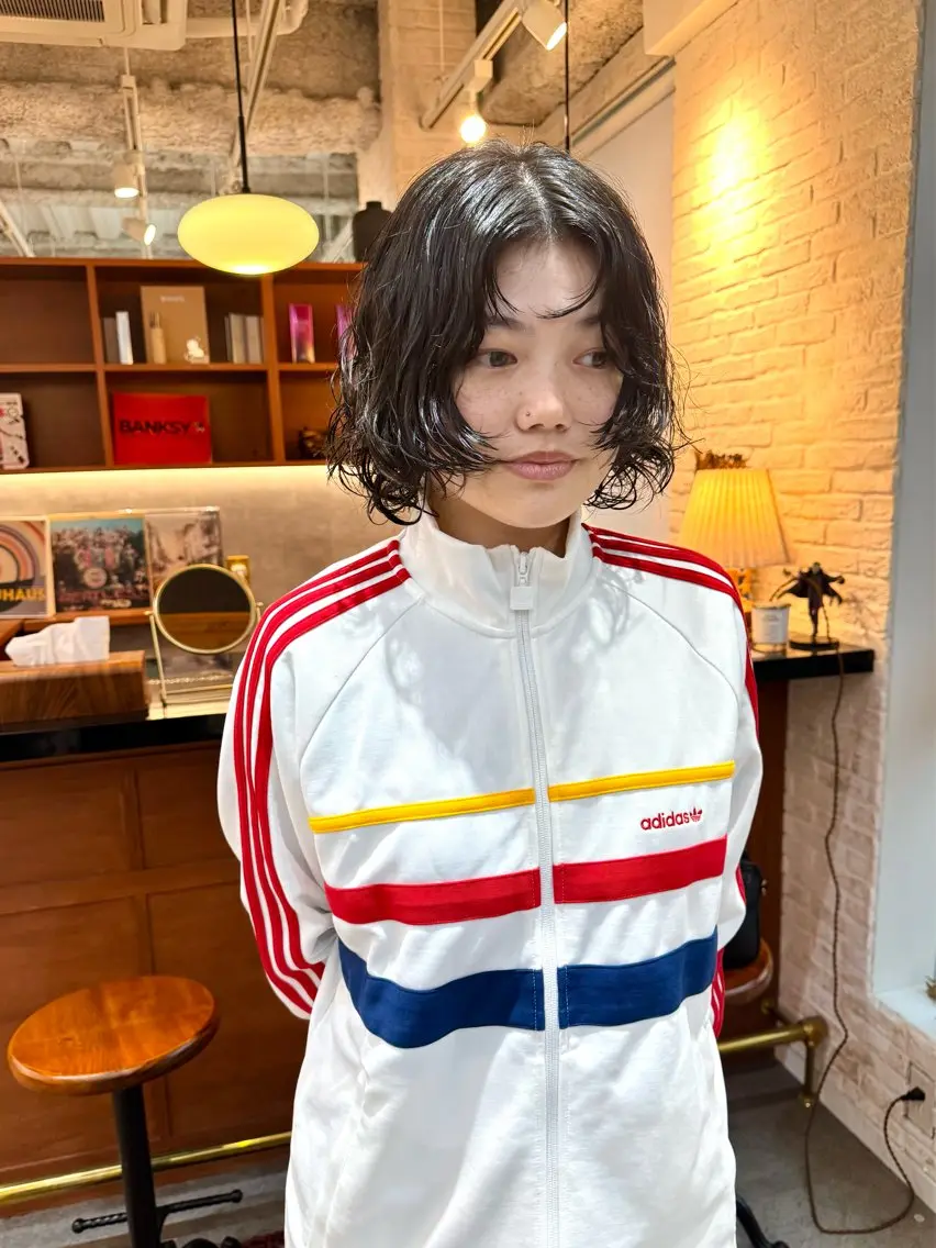 ショート パーマ カット パーマ 透け感カラー/ momo🦕のヘアスタイル