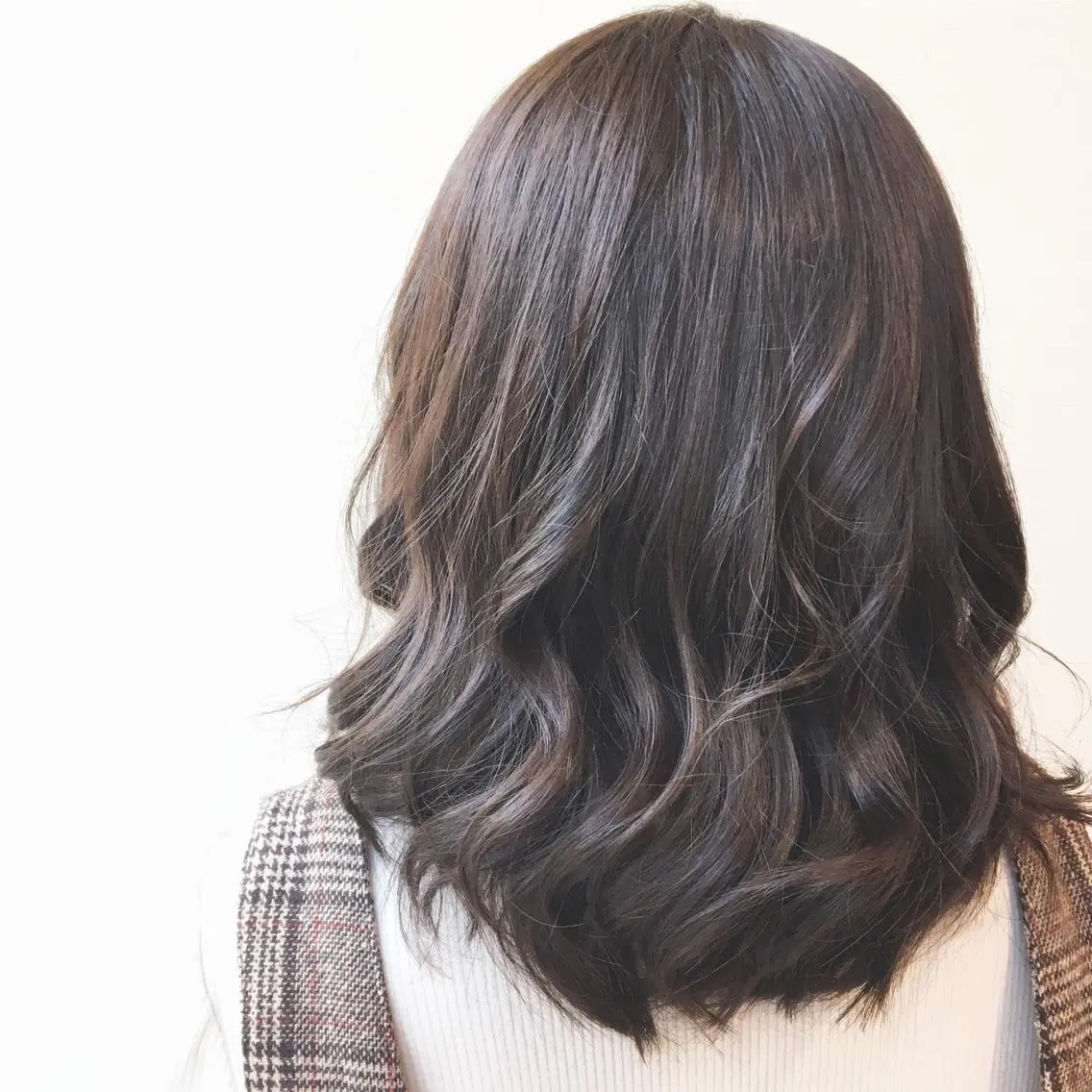 セミロング カラー ヘアアレンジ アッシュ 白浜 サキのヘアスタイル