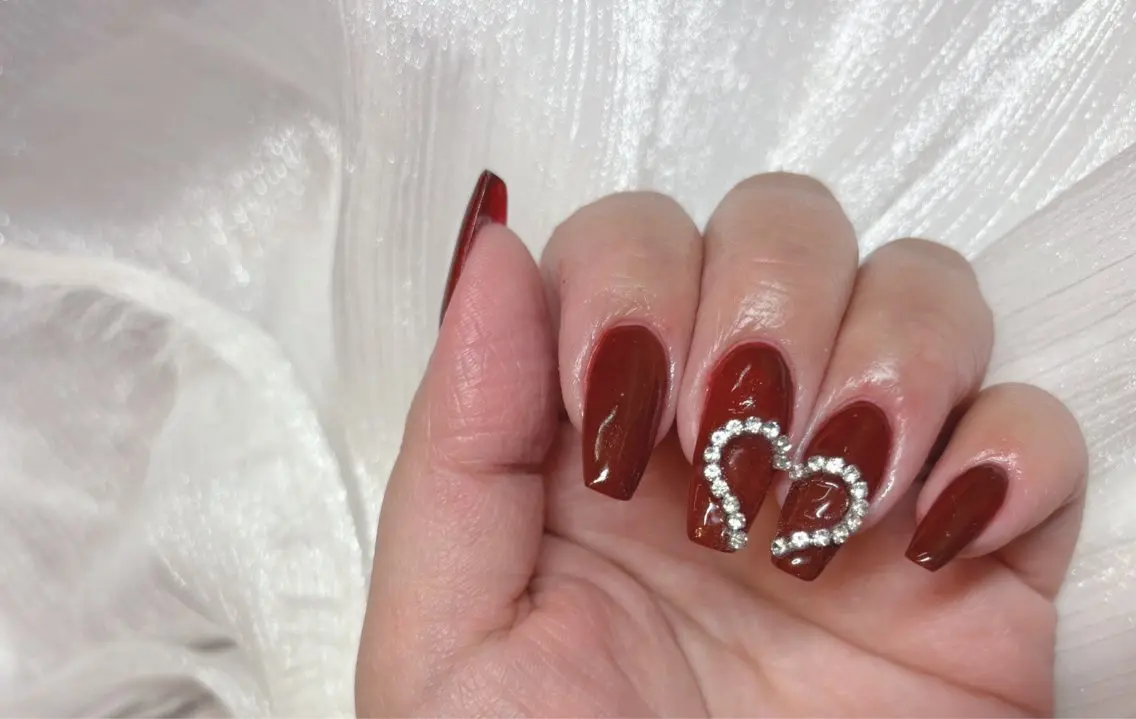 ネイル ボルドー ジェルネイル ハート オフィスネイル ワンカラーネイル Shanti🩵 NARITAのネイルデザイン