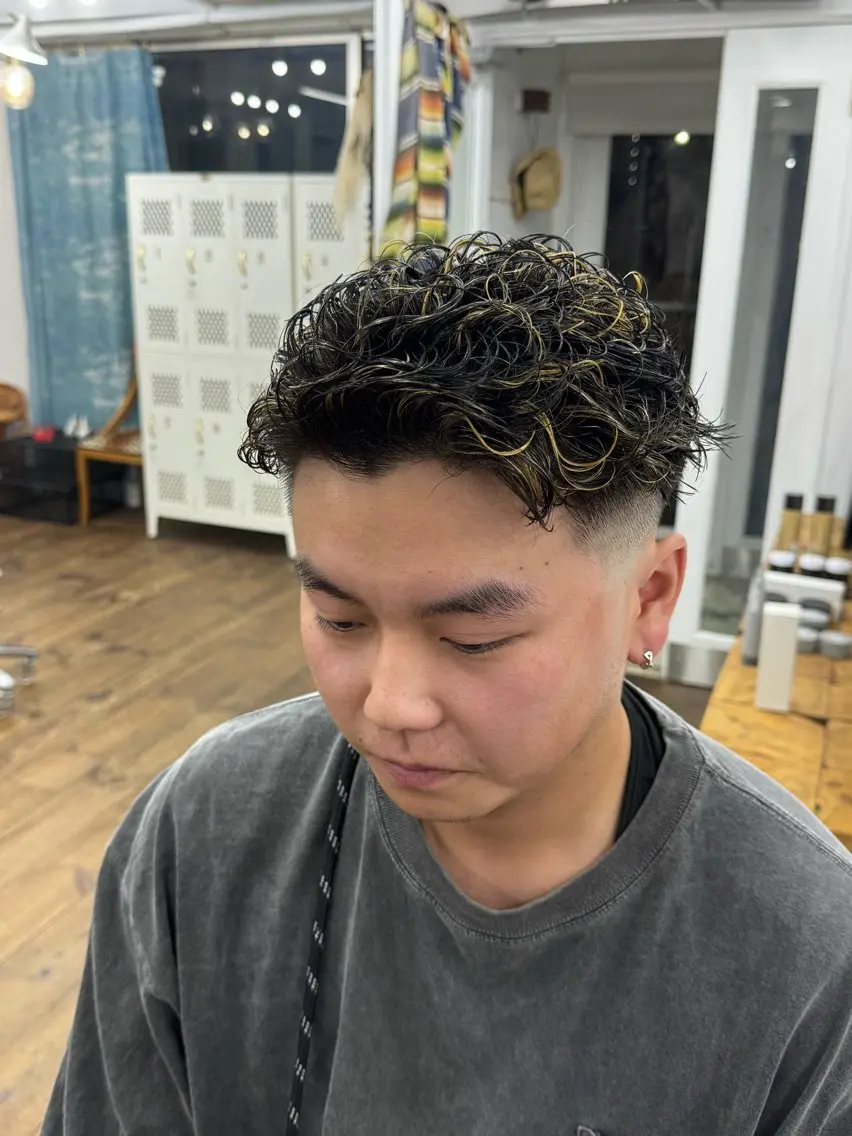 ショート カラー パーマ メンズ フェードカット メンズハイライト メンズパーマ ハイライトカラー ハイライト カット ヘアカラー パーマ メンズ特化サロン ユウヘイのヘアスタイル