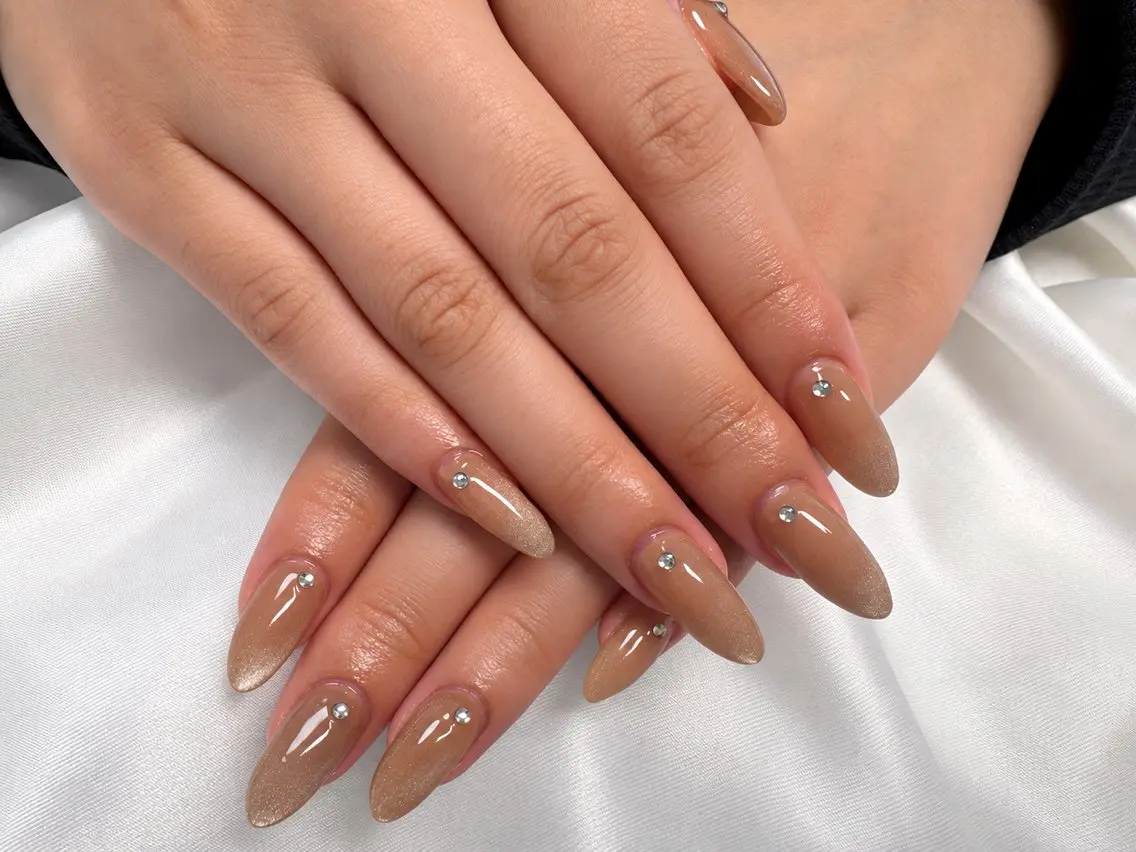 ネイル ブラウン ラメ(グリッター) マグネットネイル スカルプネイル ストーンネイル VI NAILのネイルデザイン