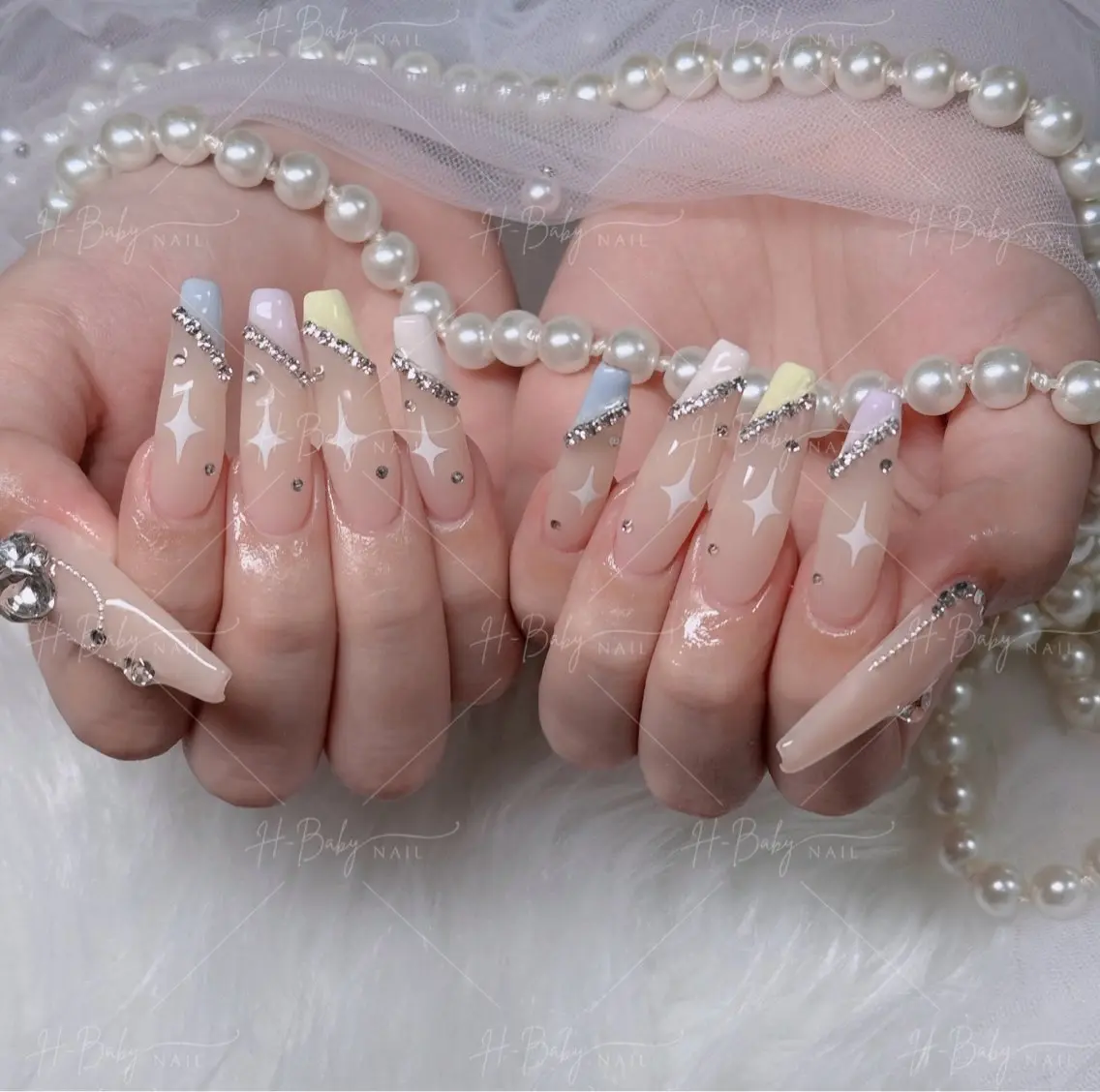 ネイル オーロラネイル フレンチネイル ジェルネイル ハロウィン キラキラネイル H.baby Nail Salonのネイルデザイン