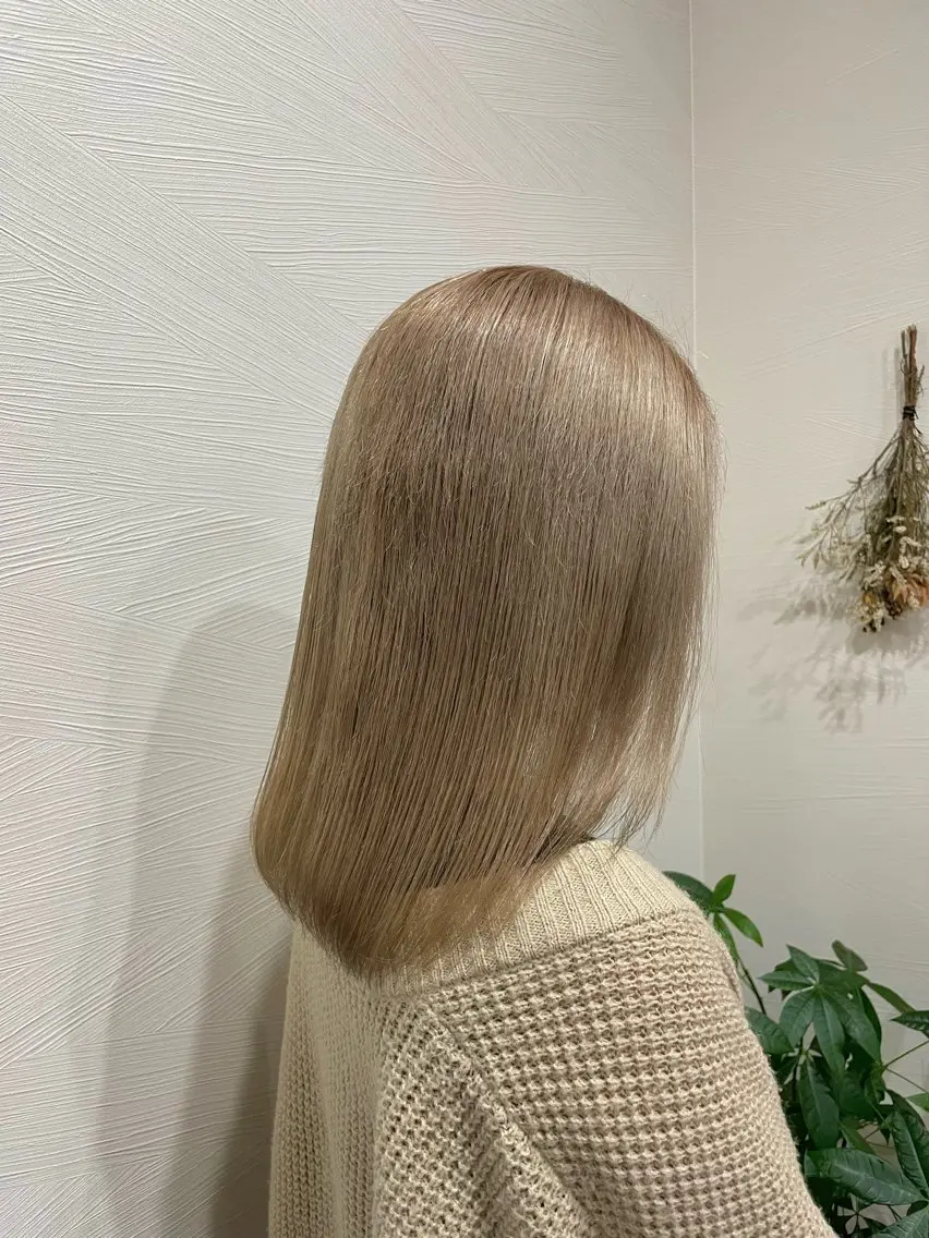 ミディアム カラー ベージュカラー ブリーチ 透明感カラー ダブルカラー イヤリングカラー 猪股 唯菜のヘアスタイル