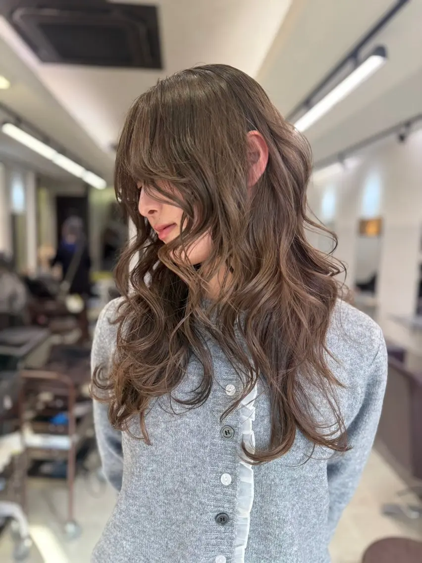 ロング カラー カット ヘアカラー トリートメント ブリーチ/ミルクティ ーベージュ/天神大名のヘアスタイル