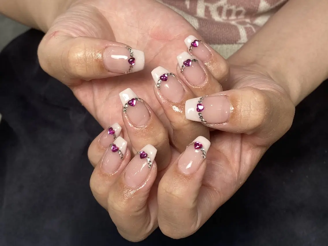 ネイル チークネイル フレンチネイル ジェルネイル ガーリー キラキラネイル ハンドネイル UM Nail Salonのネイルデザイン
