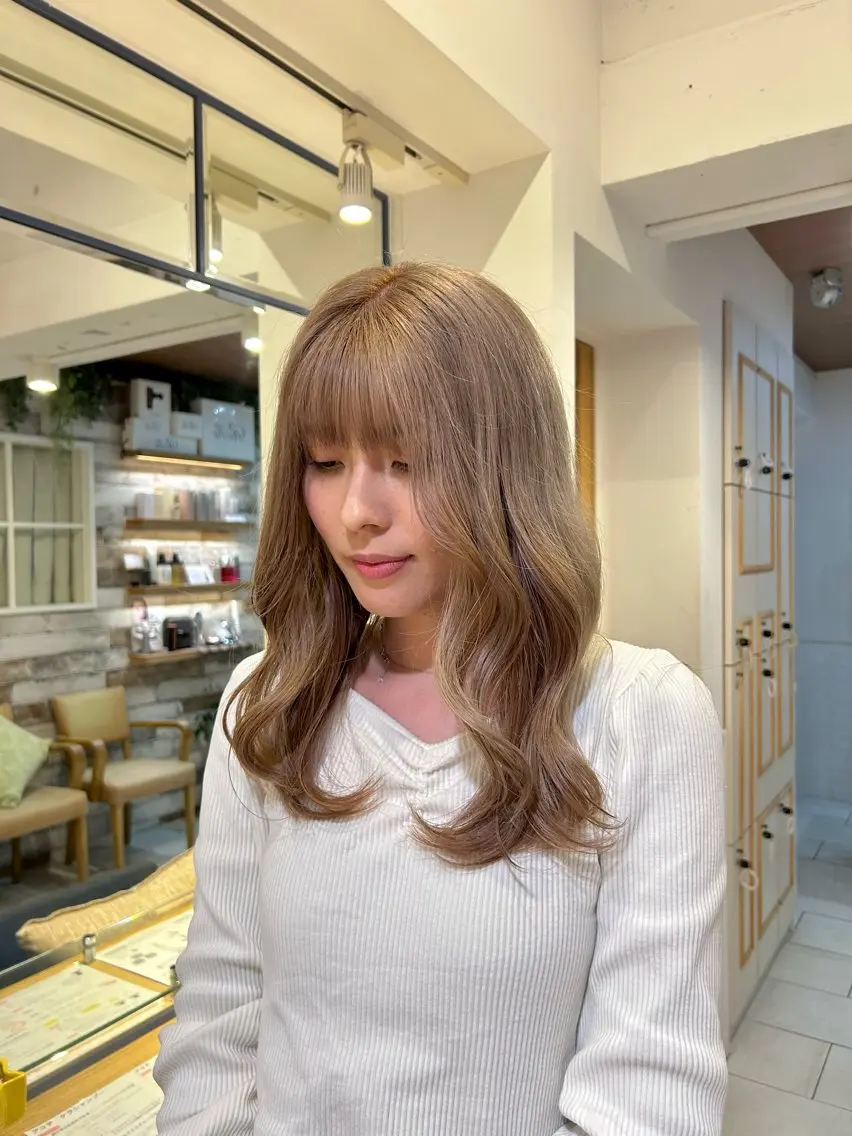 ミディアム カラー ベージュカラー ペールベージュ lomalia moekaのヘアスタイル
