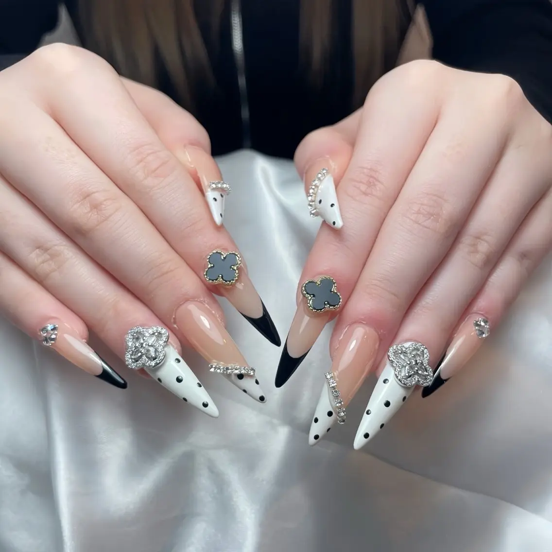 ネイル アートネイル チークネイル ジェルネイル ロングネイル マグネットネイル ハンドネイル Rin Nail 新大久保店のネイルデザイン