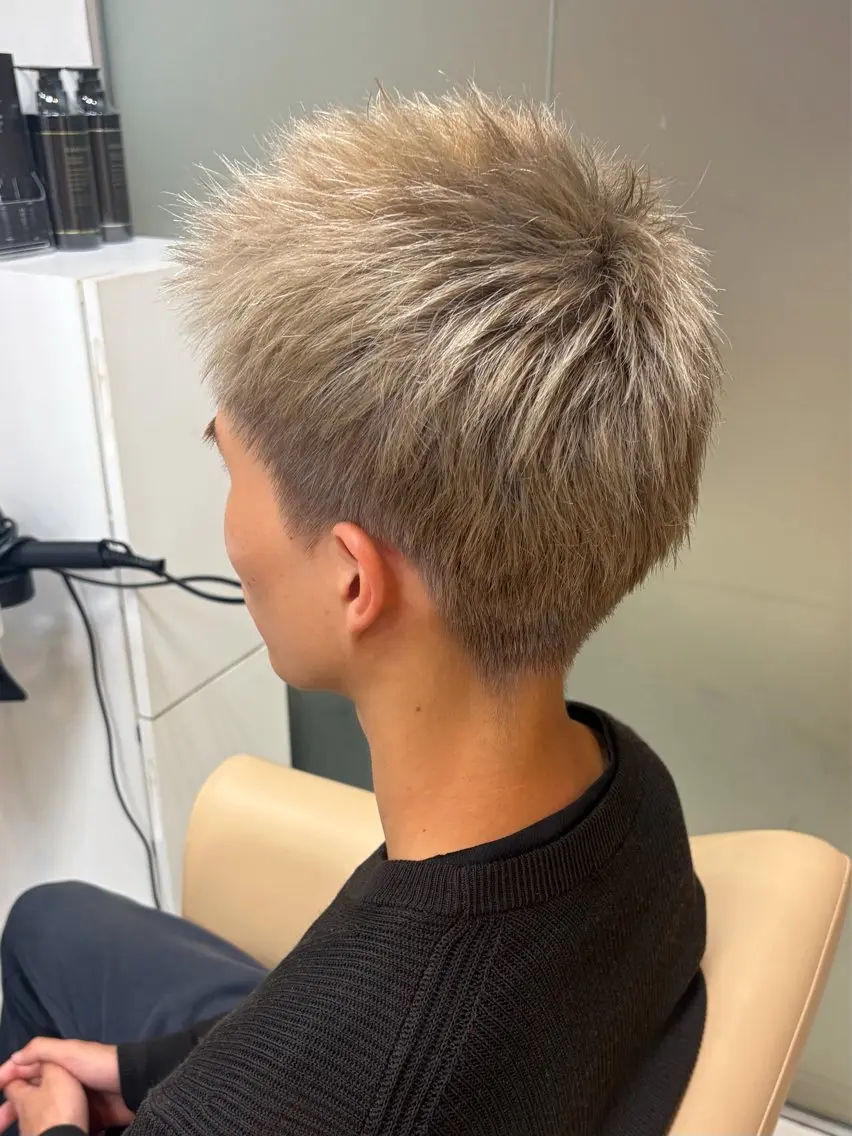 カラー ベージュカラー シルバー シルバーベージュ ヘアカラー 温水 優弥のヘアスタイル