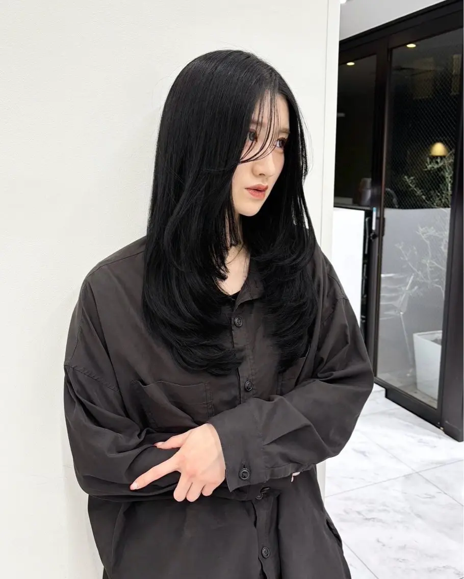 ロング カラー 黒髪 ブルーカラー ブルーブラック 顔周りカット レイヤーカット カット ヘアカラー 韓国レイヤー/ 縮毛矯正🎀minaのヘアスタイル