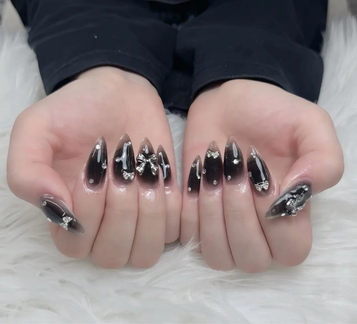 ネイル キラキラネイル 韓国ネイル ロングネイル マグネットネイル 持ち込み ハンドネイル フットネイル Chiee Bling.Nailのネイルデザイン