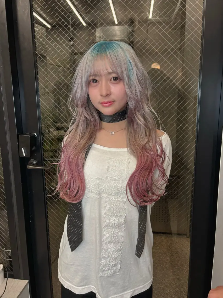 ロング カラー ベージュカラー ブリーチ 抜きっぱなしブロンド ブロンド ブルーカラー ヘアカラー ハイトーンカラー/ デザインカラー/瑛樹のヘアスタイル