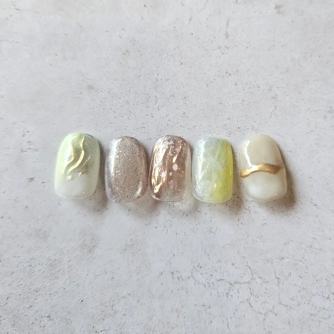 ネイル マグネットネイル 大理石ネイル(マーブル) 春ネイル 黄色 ハンドネイル Nailsalon manoのネイルデザイン